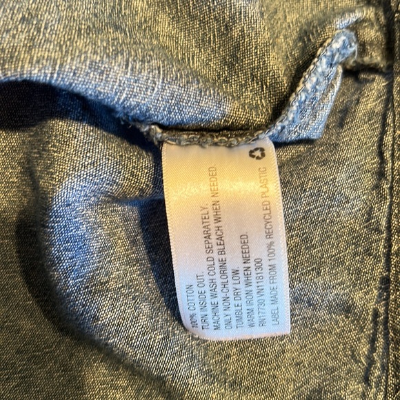 Merona Woman’s denim shirt. Size Medium. - Picture 6 of 10